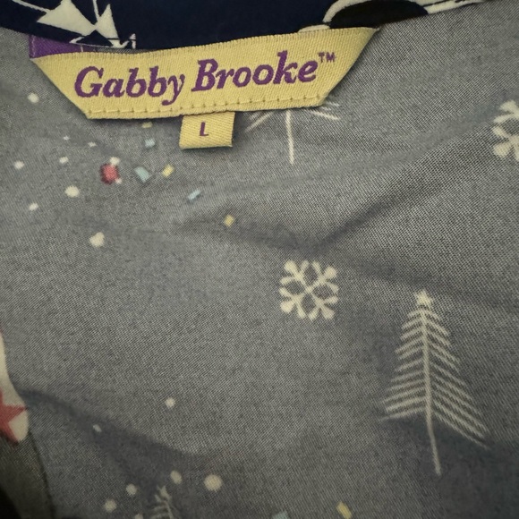 Scrubs top Gabby Brooke Gnomes Trees  Christmas Short Sleeve Medical Large NWT - Picture 3 of 5